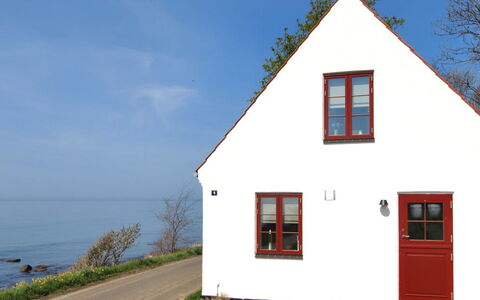 Uschi - 15M from the Sea: Gebouw, Huis, Venster, Huis, Dak, Woongebied, Struik, Verblijf, Land Lot