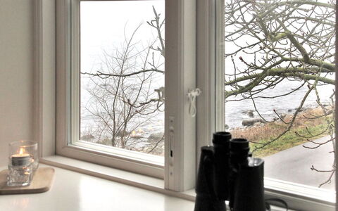 Uschi - 15M from the Sea: Gebouw, Huis, Venster, Huis, Dak, Woongebied, Struik, Verblijf, Land Lot