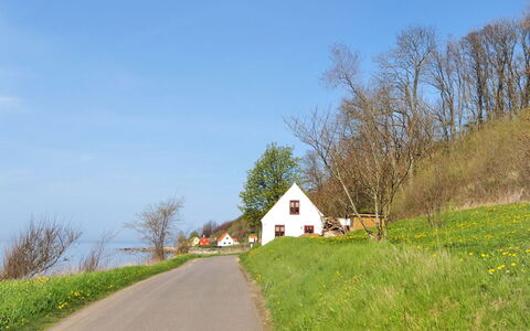 Uschi - 15M from the Sea: Gebouw, Huis, Venster, Huis, Dak, Woongebied, Struik, Verblijf, Land Lot