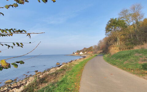 Uschi - 15M from the Sea: Gebouw, Huis, Venster, Huis, Dak, Woongebied, Struik, Verblijf, Land Lot