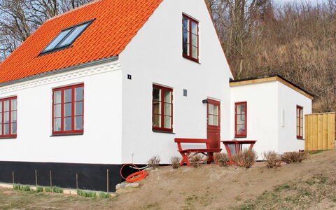 Uschi - 15M from the Sea: Gebouw, Huis, Venster, Huis, Dak, Woongebied, Struik, Verblijf, Land Lot
