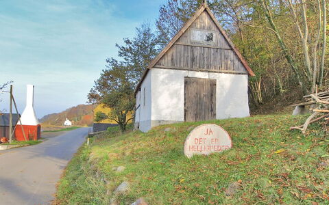 Uschi - 15M from the Sea: Gebouw, Huis, Venster, Huis, Dak, Woongebied, Struik, Verblijf, Land Lot