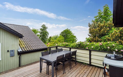 Mauritz - 300M from the Sea: Gras, Struik, Huis, Tuin, Huis, Verblijf, Land Lot, Gazon, Groundcover