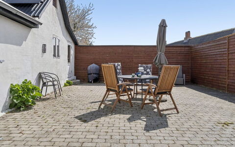 Heleen - 100M from the Sea: Dak, Huis, Huis, Verblijf, Siding, Landgoed, Oprit, Garden Gebouwen, Werf, Schuur