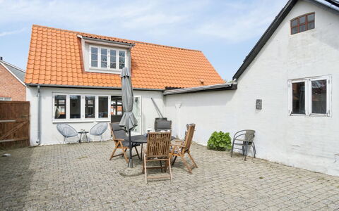 Heleen - 100M from the Sea: Dak, Huis, Huis, Verblijf, Siding, Landgoed, Oprit, Garden Gebouwen, Werf, Schuur