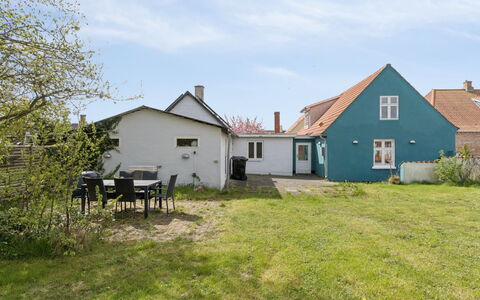 Heleen - 100M from the Sea: Dak, Huis, Huis, Verblijf, Siding, Landgoed, Oprit, Garden Gebouwen, Werf, Schuur