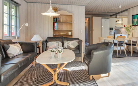 Elona - 950M from the Sea: Hout, Huis, Verblijf, Huis, Dak, Landelijk Gebied, Siding, Blokhut, Garden Gebouwen, Hardwood