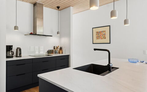 Gonne - 350M from the Sea: Countertop, Keuken, Interieur Ontwerp, Meubilair, Lichte Inrichting, Cabinetry, Hout, Flooring, Plafond, Wastafel