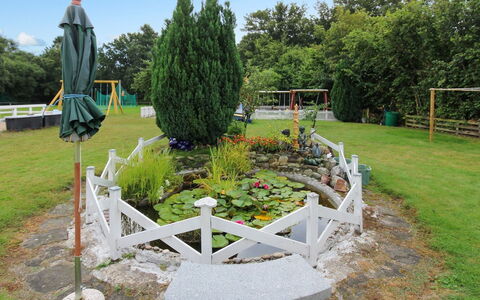 Annamia - 250M from the Sea: Tuin, Struik, Gazon, Backyard, Landscaping, Werf, Park, Botanische Tuin, Evergreen