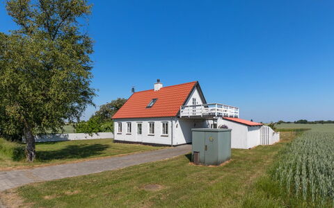 Nilia - 3.5Km from the Sea: Hout, Dak, Architectuur, Huis, Huis, Verblijf, Siding, Hardwood, Helling, Landgoed