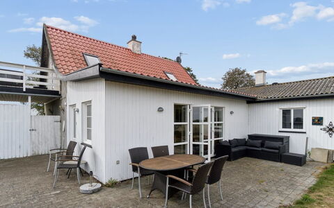 Nilia - 3.5Km from the Sea: Hout, Dak, Architectuur, Huis, Huis, Verblijf, Siding, Hardwood, Helling, Landgoed