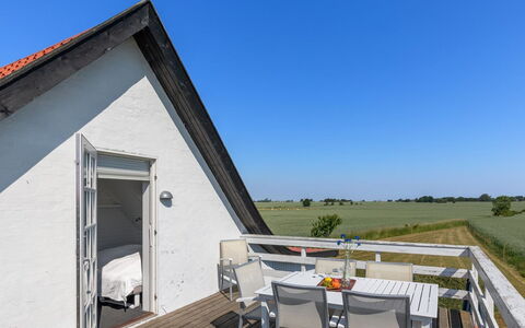 Nilia - 3.5Km from the Sea: Hout, Dak, Architectuur, Huis, Huis, Verblijf, Siding, Hardwood, Helling, Landgoed