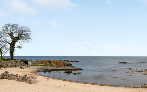 Majvi - 300M from the Sea: Hout, Dak, Architectuur, Huis, Huis, Verblijf, Siding, Hardwood, Helling, Landgoed