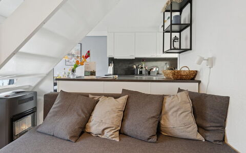 Majvi - 300M from the Sea: Hout, Dak, Architectuur, Huis, Huis, Verblijf, Siding, Hardwood, Helling, Landgoed
