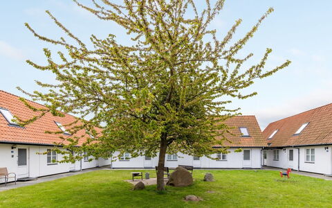 Majvi - 300M from the Sea: Hout, Dak, Architectuur, Huis, Huis, Verblijf, Siding, Hardwood, Helling, Landgoed