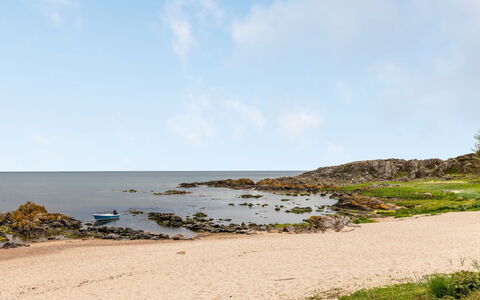 Majvi - 300M from the Sea: Hout, Dak, Architectuur, Huis, Huis, Verblijf, Siding, Hardwood, Helling, Landgoed