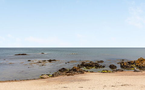 Majvi - 300M from the Sea: Hout, Dak, Architectuur, Huis, Huis, Verblijf, Siding, Hardwood, Helling, Landgoed