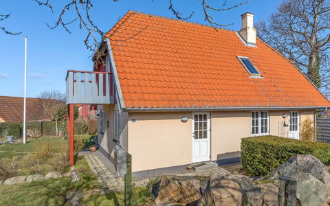 Jolin - 200M from the Sea: Hout, Huis, Verblijf, Huis, Dak, Landelijk Gebied, Siding, Blokhut, Garden Gebouwen, Hardwood