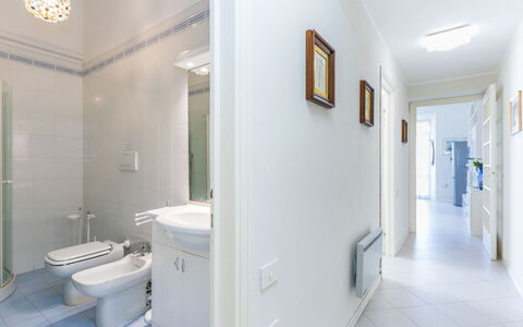 San Vincenzo 644: Spiegel, Eigendom, Gebouw, Loodgieterswerkinrichting, Wastafel, Kraan, Verlichting, Interieur Ontwerp, Badkamer, Wc Bril