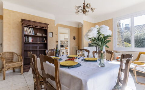 Les Albatros: Tafel, Meubilair, Eigendom, Countertop, Tableware, Cabinetry, Voedsel, Fabriek, Venster, Stoel