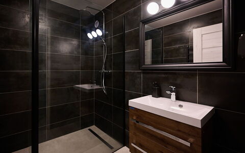 Harrachov 582: Loodgieterswerkinrichting, Kraan, Wastafel, Badkamer, Interieur Ontwerp, Spiegel, Gebouw, Flooring, Hout, Cabinetry