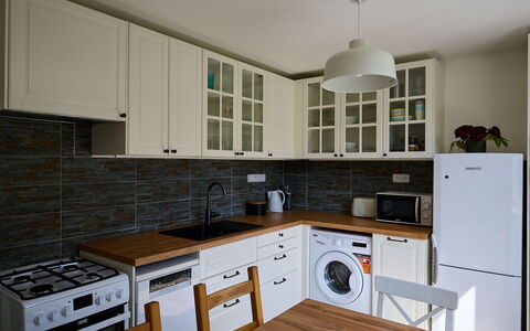 Harrachov 582: Cabinetry, Countertop, Gootsteen, Eigendom, Wastafel, Kraan, Fornuis, Keuken, Hout, Huishoudapparatuur
