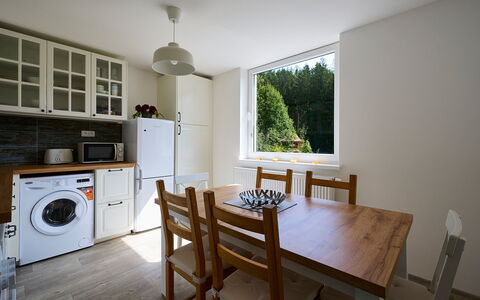 Harrachov 582: Meubilair, Eigendom, Tafel, Cabinetry, Stoel, Hout, Fornuis, Countertop, Interieur Ontwerp, Venster