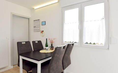 Anna: Eigendom, Tafel, Meubilair, Venster, Hout, Stoel, Schaduw, Interieur Ontwerp, Rechthoek