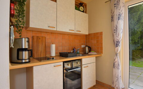 Konrad: Gootsteen, Eigendom, Cabinetry, Countertop, Toestel Van De Keuken, Wastafel, Gebouw, Keuken, Fornuis, Hout