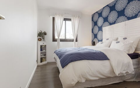 Jean Mermoz: Azure, Comfort, Venster, Interieur Ontwerp, Hout, Verdieping, Gebouw, Schaduw, Flooring
