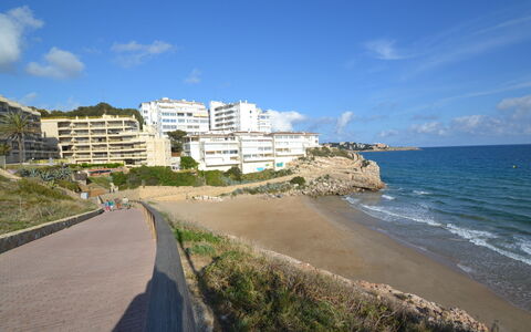 Salou 705: Water, Lucht, Eigendom, Boom, Gebouw, Zwembad, Azure, Zwemwater, Vrije Tijd, Stedelijk Ontwerp