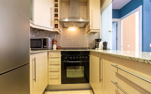 Salou 705: Countertop, Cabinetry, Meubilair, Fornuis, Keuken, Hout, Toestel Van De Keuken, Gebouw, Interieur Ontwerp, Architectuur