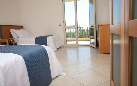 Baraka Apartments: Meubilair, Verdieping, Flooring, Interieur Ontwerp, Stoel, Linens, Bed, Slaapkamer, Beits, Bedding