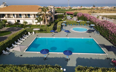 Baraka Apartments: Toevlucht, Zwembad, Hotel, Villa, Hacienda, Parkeerplaats