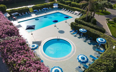 Baraka Apartments: Zwembad, Toevlucht, Buitenmeubels, Hotel, Binnenplaats, Badplaats, Eco Hotel, Waterpartij