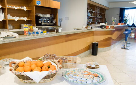 Baraka Apartments: Voedsel, Tableware, Gebouw, Keuken, Interieur Ontwerp, Countertop, Schotel, Ingrediënt, Dishware