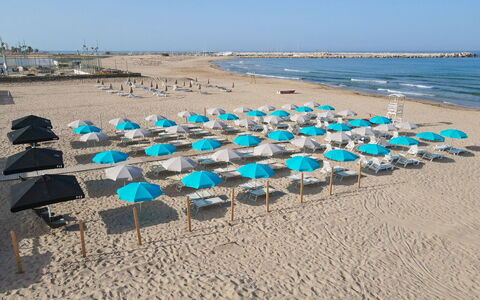 Baraka Apartments: Blauw, Zwemwater, Buitenmeubels, Strand, Paraplu, Schaduw, Zee, Kust, Kust, Zand
