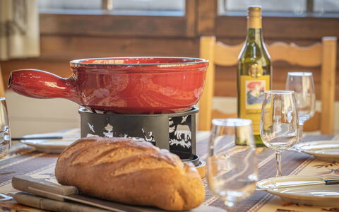 Le Sorbier: Voedsel, Tableware, Tafel, Fles, Bord, Ingrediënt, Drinkware, Dishware, Serveware