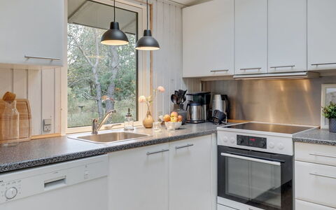 Essi - 300M from the Sea: Keuken, Countertop, Toestel Van De Keuken, Interieur Ontwerp, Cabinetry, Major Appliance, Meubilair, Lichte Inrichting, Huishoudapparatuur, Flooring