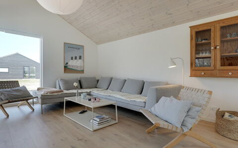 Oke - 350M from the Sea: Flooring, Hout, Verdieping, Houten Vloer, Meubilair, Interieur Ontwerp, Woonkamer, Plafond, Bankstel, Huis