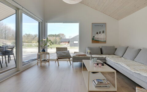 Oke - 350M from the Sea: Hout, Flooring, Verdieping, Houten Vloer, Plafond, Huis, Woonkamer, Plank, Bankstel, Hardwood