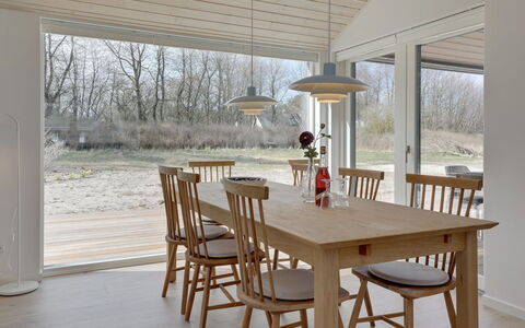 Oke - 350M from the Sea: Flooring, Hout, Meubilair, Verdieping, Interieur Ontwerp, Keuken En Eettafel, Eetkamer, Tafel, Stoel, Beits