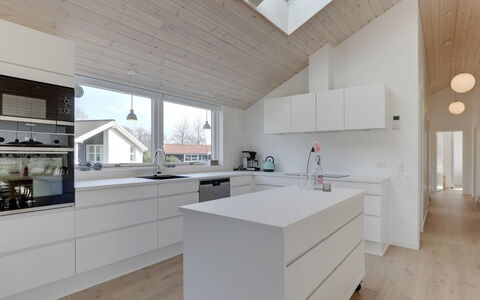 Oke - 350M from the Sea: Hout, Flooring, Plafond, Interieur Ontwerp, Verdieping, Huis, Houten Vloer, Keuken, Countertop, Lichte Inrichting