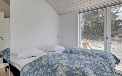 Oke - 350M from the Sea: Hout, Plafond, Huis, Slaapkamer, Winter, Freezing, Daylighting, Bedding, Bed, Hardwood