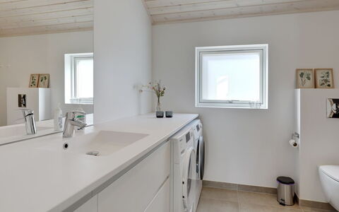 Oke - 350M from the Sea: Flooring, Loodgieterswerkinrichting, Verdieping, Interieur Ontwerp, Hout, Plafond, Wastafel, Kraan, Badkamer, Badkamerkast