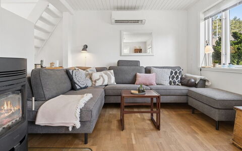 Anemette - 100M from the Sea: Meubilair, Bankstel, Interieur Ontwerp, Flooring, Hout, Verdieping, Woonkamer, Huis, Kamer