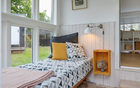 Anemette - 100M from the Sea: Hout, Interieur Ontwerp, Slaapkamer, Flooring, Verdieping, Bed, Meubilair, Bedding, Laken, Plafond