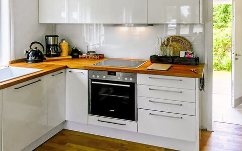 Anemette - 100M from the Sea: Toestel Van De Keuken, Keuken, Countertop, Cabinetry, Major Appliance, Meubilair, Huishoudapparatuur, Flooring, Hout, Fornuis
