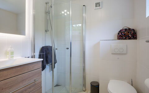 Anemette - 100M from the Sea: Badkamer, Flooring, Interieur Ontwerp, Verdieping, Muur, Loodgieterswerkinrichting, Wastafel In De Badkamer, Badkamerkast, Toilet, Loodgieter