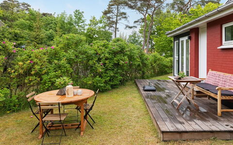 Anemette - 100M from the Sea: Struik, Verblijf, Tuin, Werf, Backyard, Schaduw, Fiets, Gazon